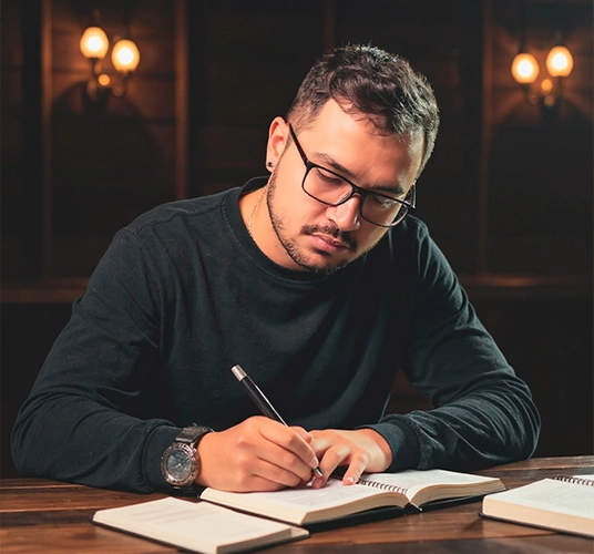 Carvalho hipnoterapeuta e professor de hipnose estudando montando o melhor curso de hipnose dessa black friday